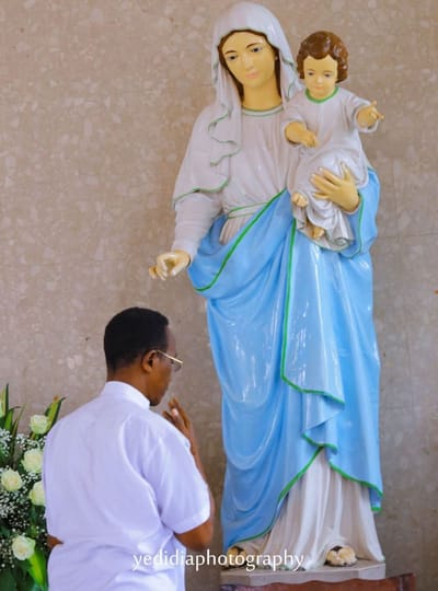 Le révérend Père Norbert-Éric Abékan confie à Dieu le mois d'octobre 2025.