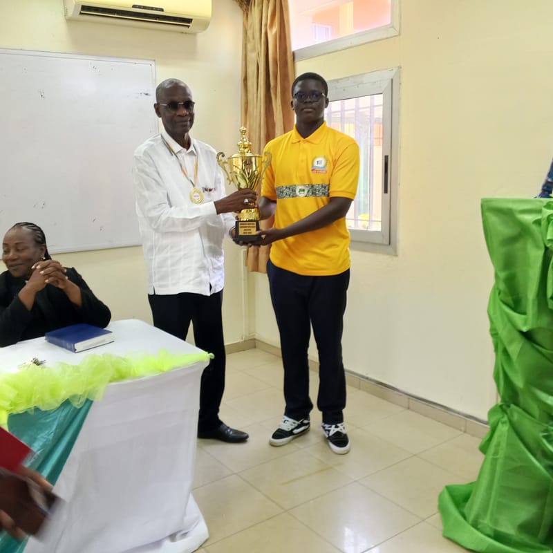 Les Champions OISSU Basket-ball  offre le trophée à la DGEM