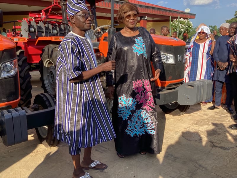 Le Président Alassane Ouattara offre trois tracteurs au Roi du Bounkani