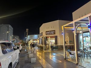 أجواء شعبية ووجبات تقليدية تجذب الزوار إلى سوق الطباخة
