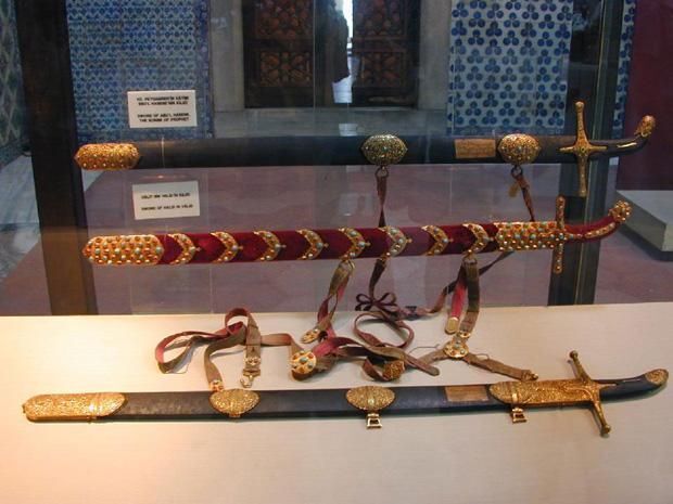 سوق السلاح يعرض أدوات الدفاع التقليدية ويجذب المهتمين