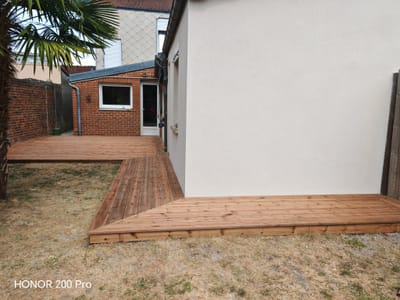 Terrasse bois sur mesure : avant/après d'une cour