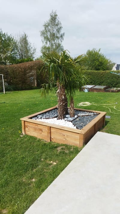 Jardinière en bois sur mesure : une façon élégante de structurer son extérieur