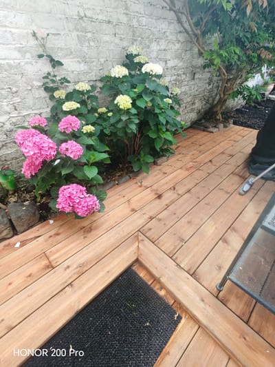 🌿 Une magnifique terrasse en bois qui se fond dans le charme de la ville