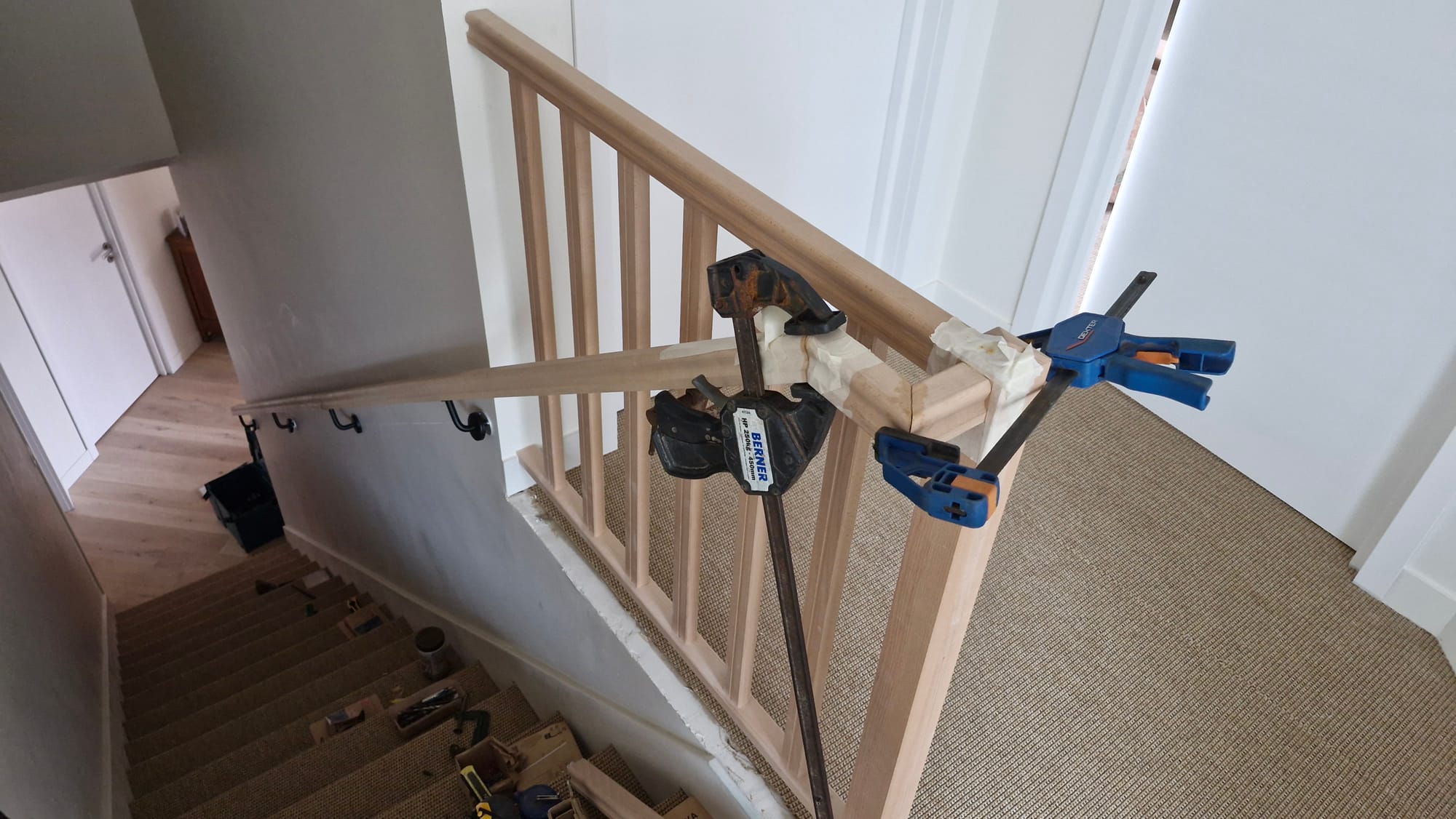 Pose de garde corps et de main courante en hêtre