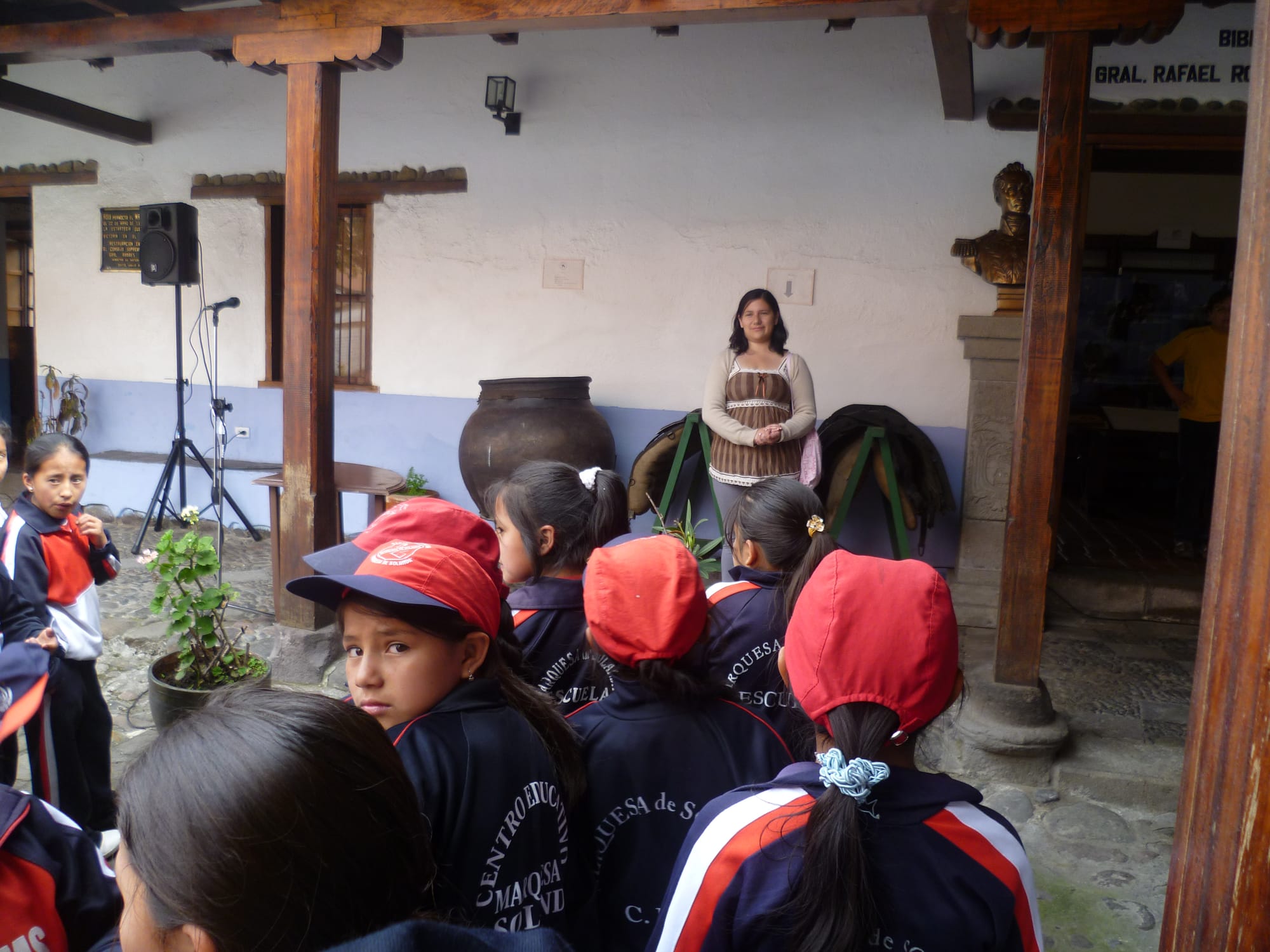 TALLER EN CENTRO CIVICO CULTURAL MARISCAL SUCRE EN CHILLOGALLO