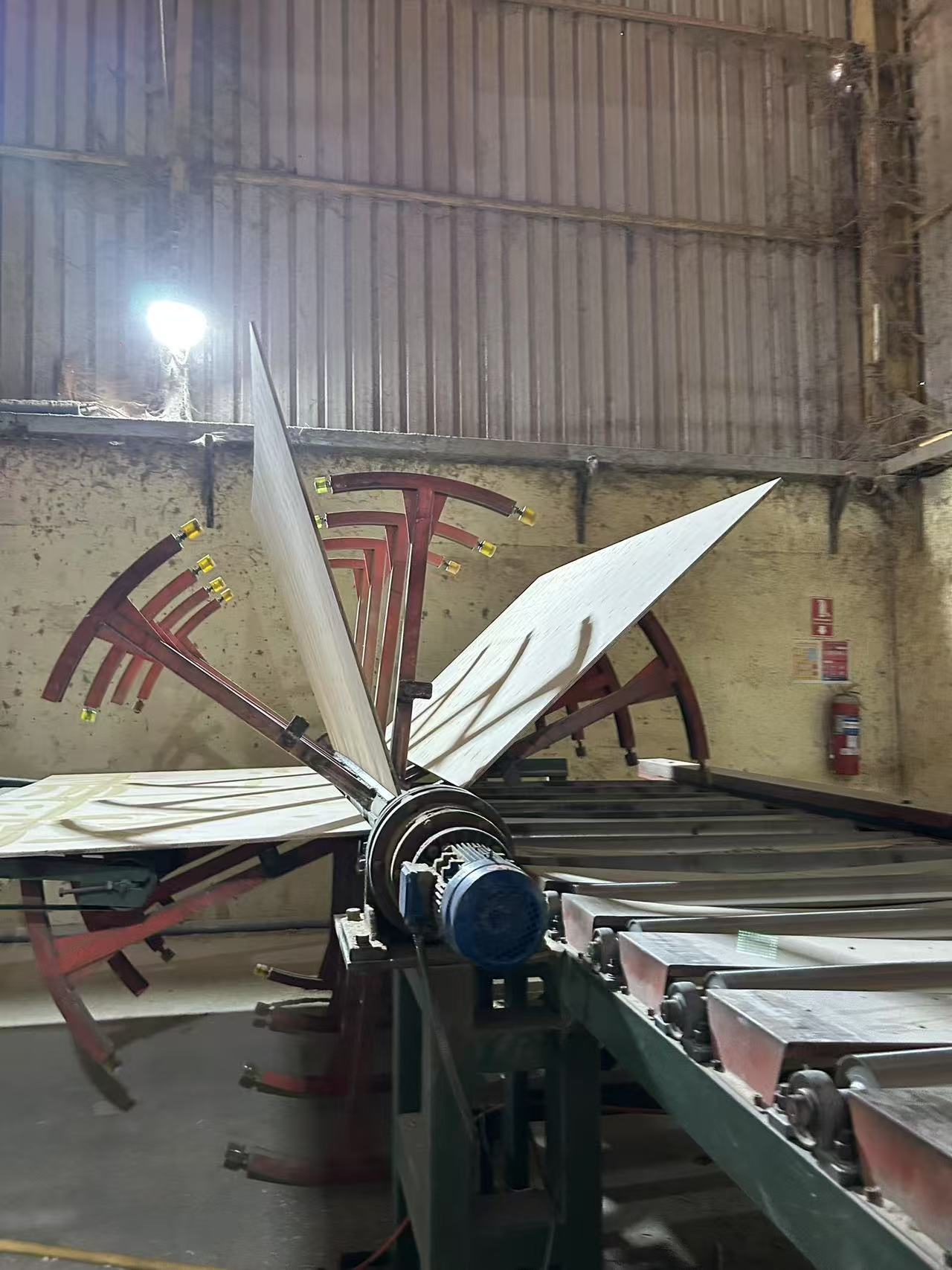 สามารถสั่งผลิตไม้อัดได้ตามความต้องการของลูกค้า 