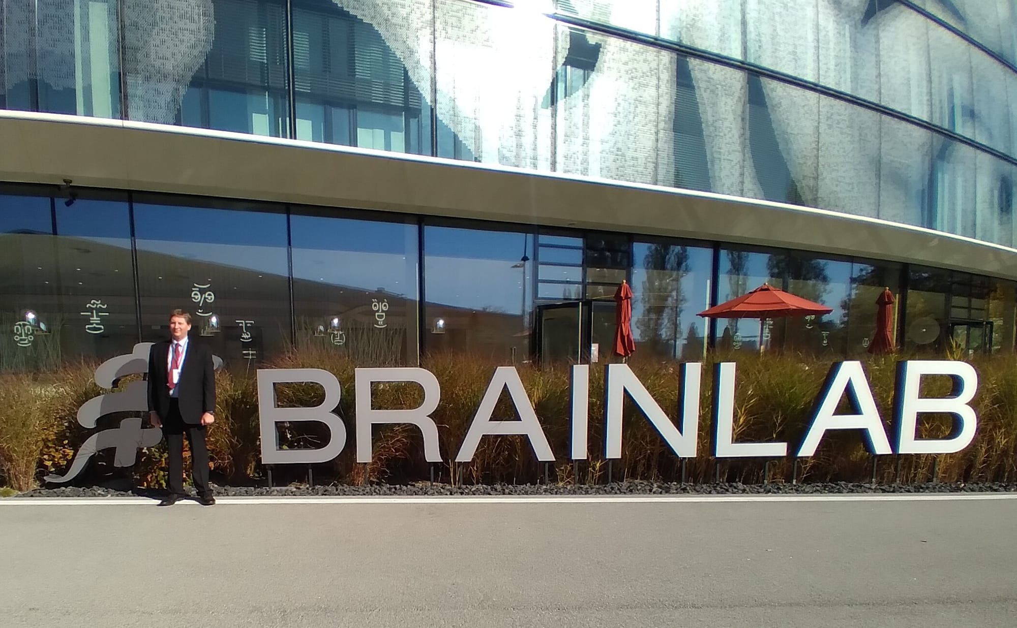 Dr. Anton Wohl is a highly experienced neurosurgeon specializing in neuro-oncology, with a clinical focus on brain tumor surgery and stereotactic radiosurgery