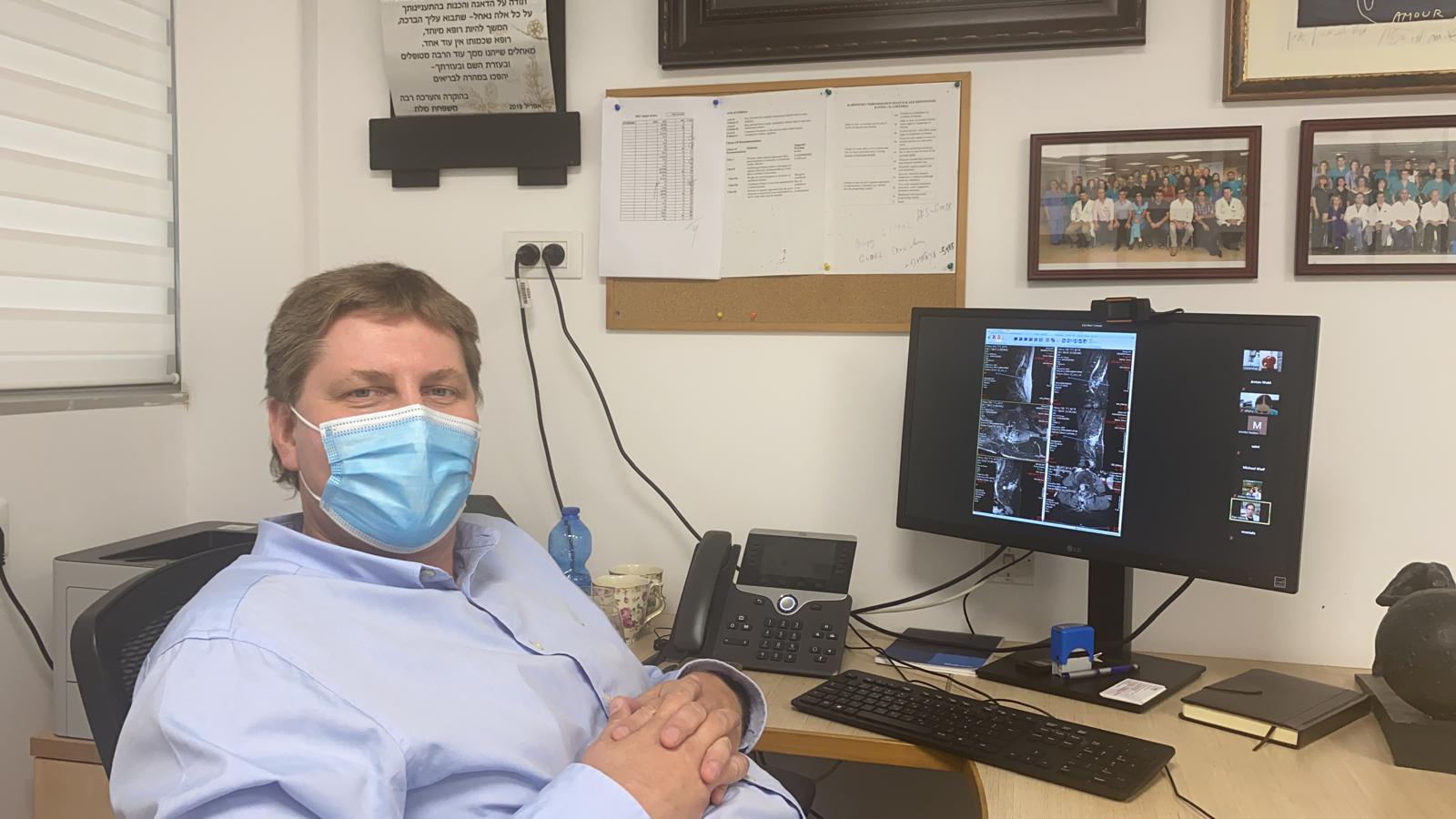 Dr. Anton Wohl is a highly experienced neurosurgeon specializing in neuro-oncology, with a clinical focus on brain tumor surgery and stereotactic radiosurgery