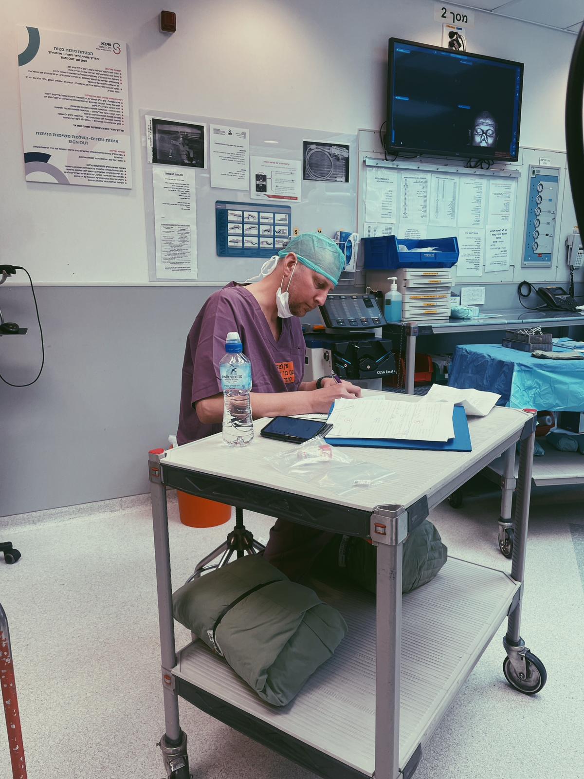 Dr. Anton Wohl is a highly experienced neurosurgeon specializing in neuro-oncology, with a clinical focus on brain tumor surgery and stereotactic radiosurgery