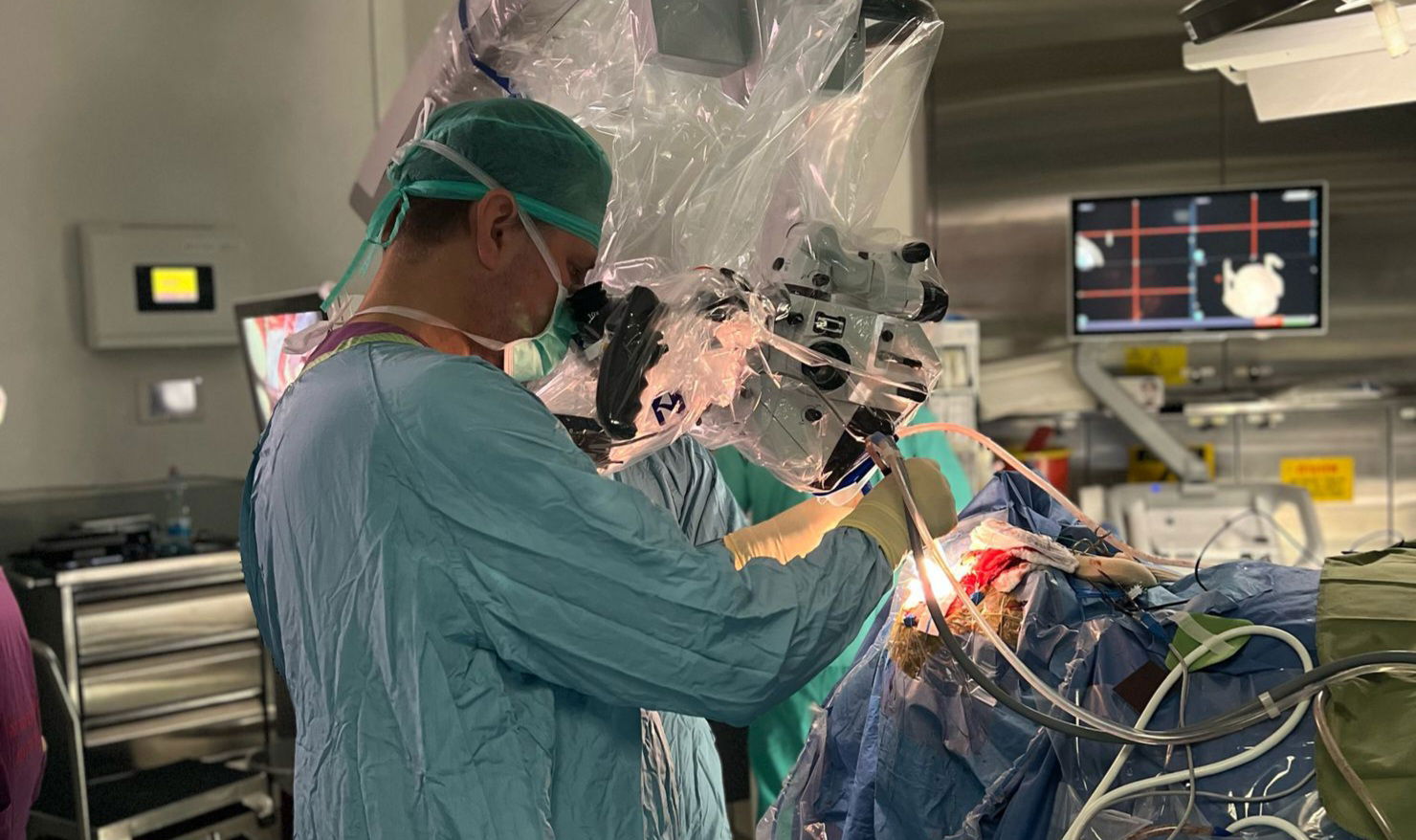 Dr. Anton Wohl is a highly experienced neurosurgeon specializing in neuro-oncology, with a clinical focus on brain tumor surgery and stereotactic radiosurgery