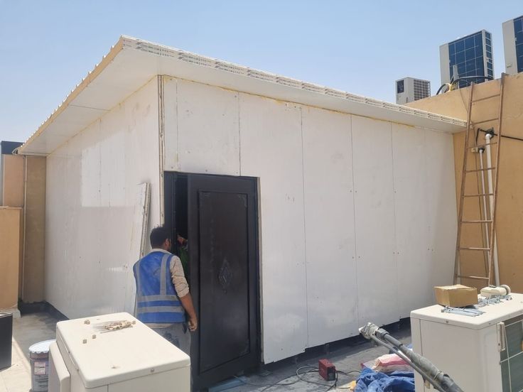مكونات ساندوتش بانل معزول: وجه معدني وطبقة عازلة
