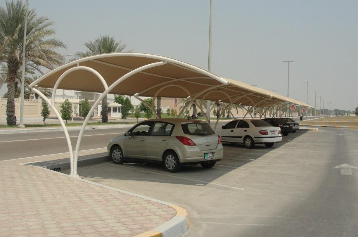 تركيب مظلات سيارات خشبية في مواقف خاصة بجد