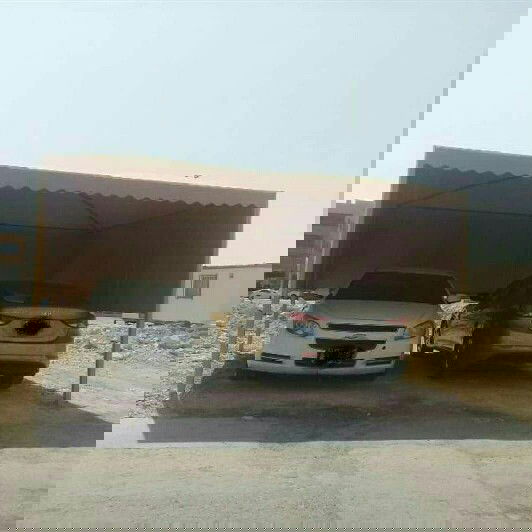 مظلة سيارة رياضية قابلة للطي في حي سكني بجدة