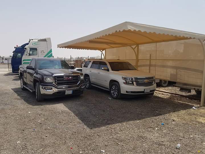 عامل تركيب المظلة يستخدم الأدوات الحديثة في جدة