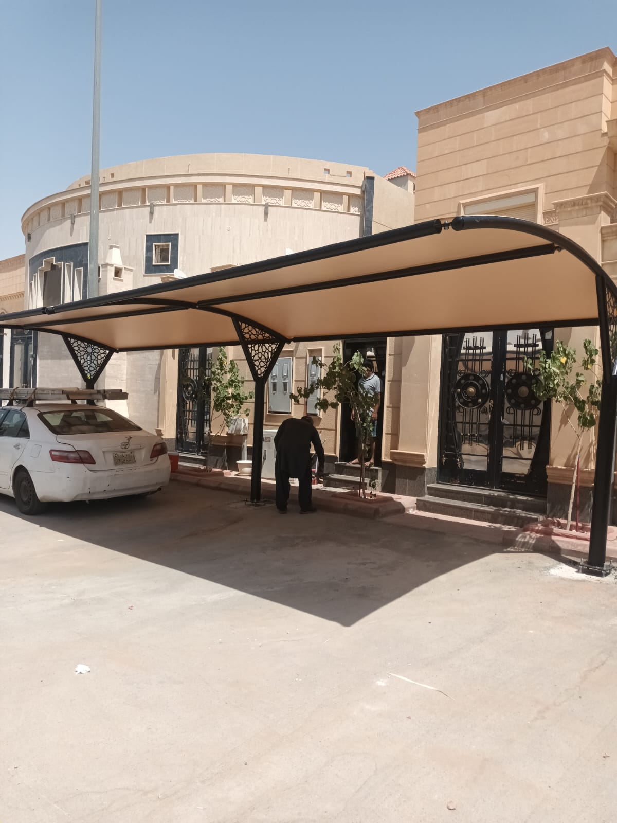 حماية سيارة فاخرة تحت مظلة حديدية قوية في جدة