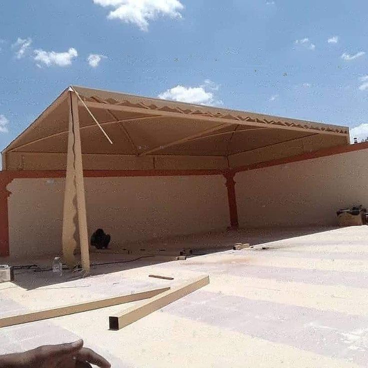 مظلة سيارة قابلة للطي داخل جراج منزل في جدة