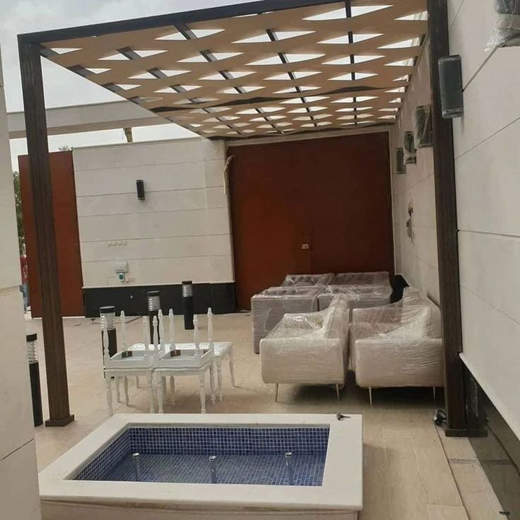 مظلة أطفال معلقة فوق باب المدخل فيلا بشكل خشب