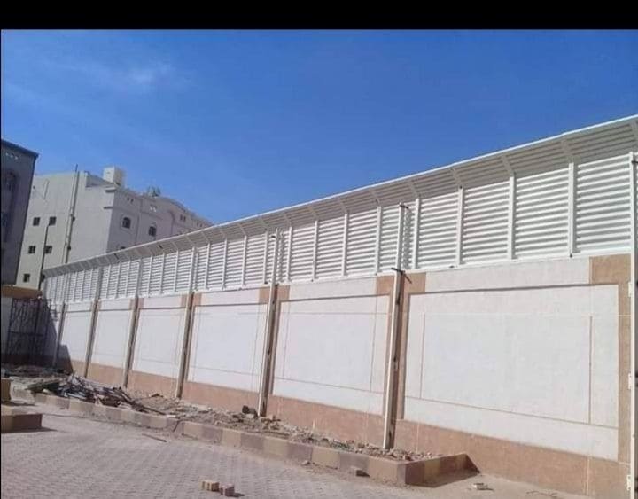 شرائح حديدية بنية داكنة وشفافة لتغطية الجسم، مجسمة مع الديكور الخارجي.