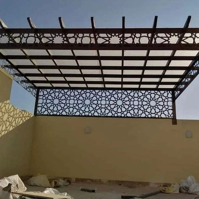 عربة حديد مثبتة على سطح المبنى، توفر مساحة شمسية متعددة الاستخدامات.