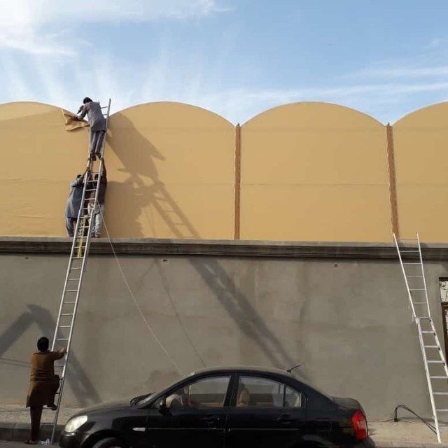 تم تركيب ساتر قماش البوثيلين الشفاف يحجب الرؤية المباشرة تم تركيبه بجدية حي المرجان