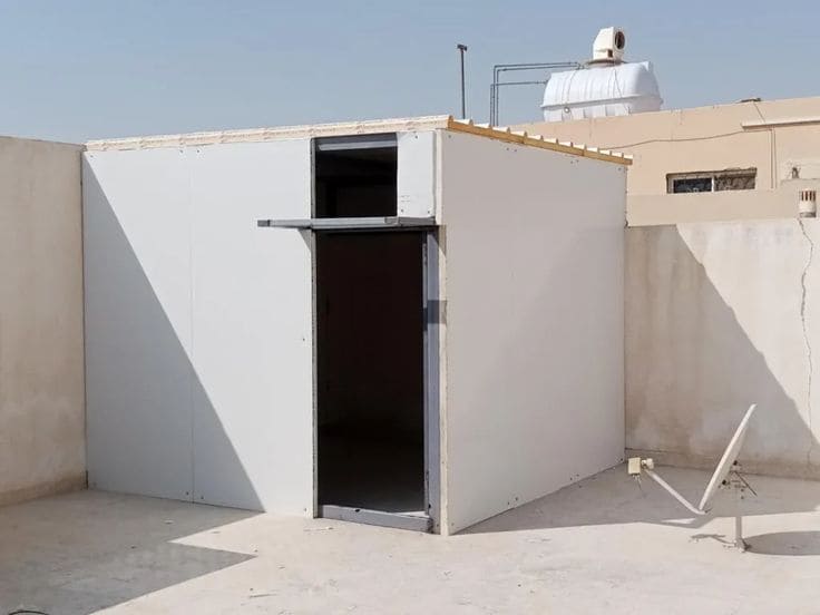 مستودع ساندوتش بنل حديث التنفيذ في حي النسيم بجدة