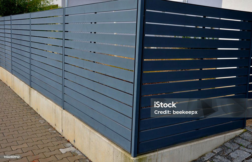 تم الانتهاء من تركيب سواتر حديد في جده حي النسيم