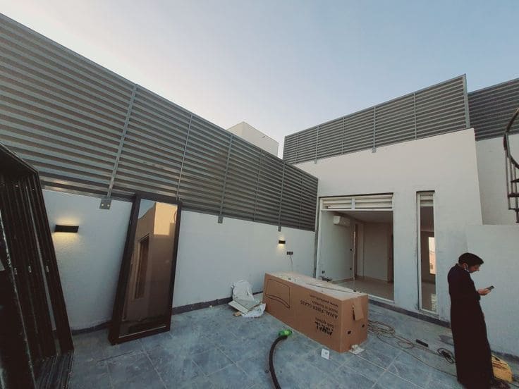 تم تركيب ساتر له من سواتر حديد جده في الحي الذي سير