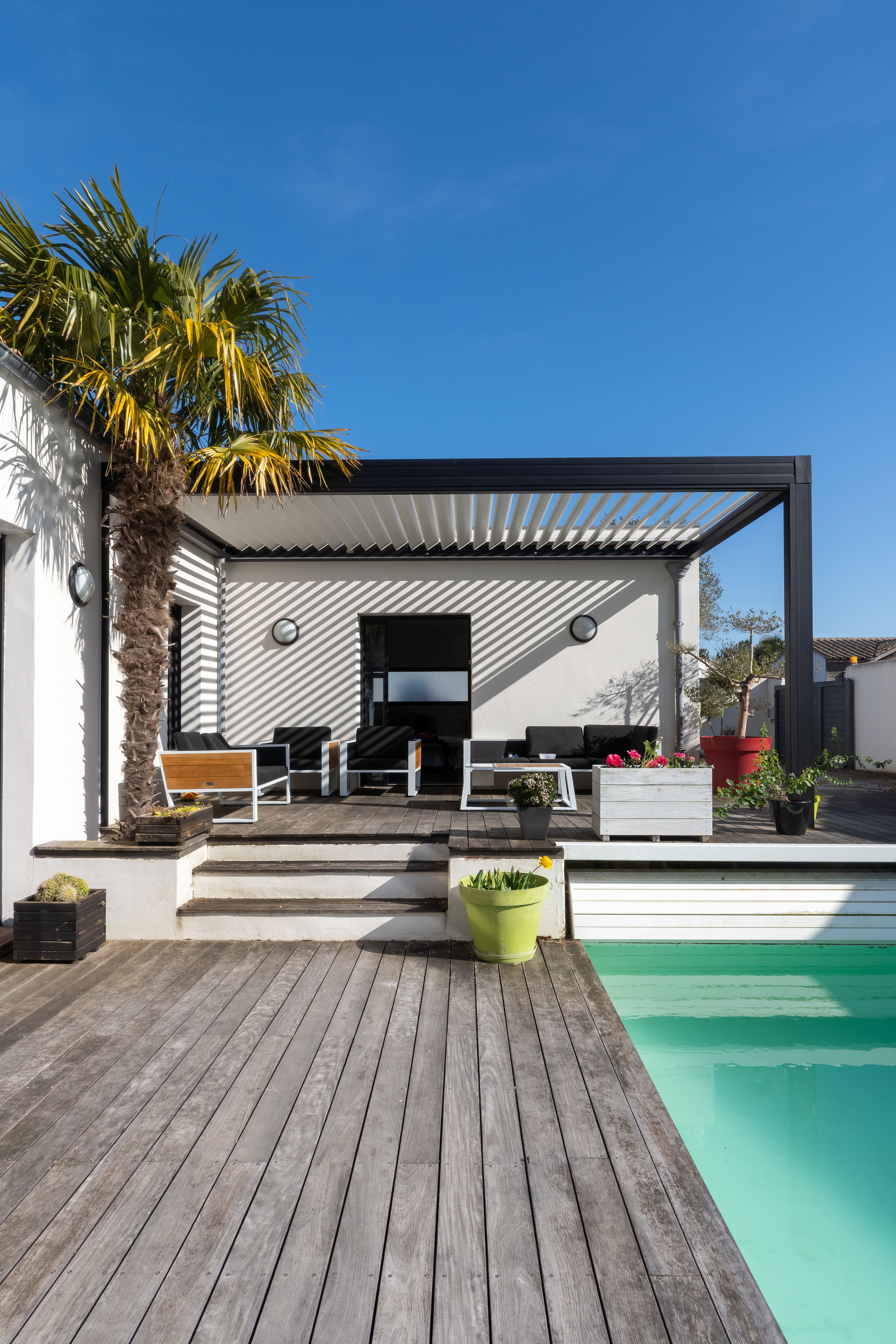 تم الانتهاء من عمل برجولة خشبية في جدة حي السامر