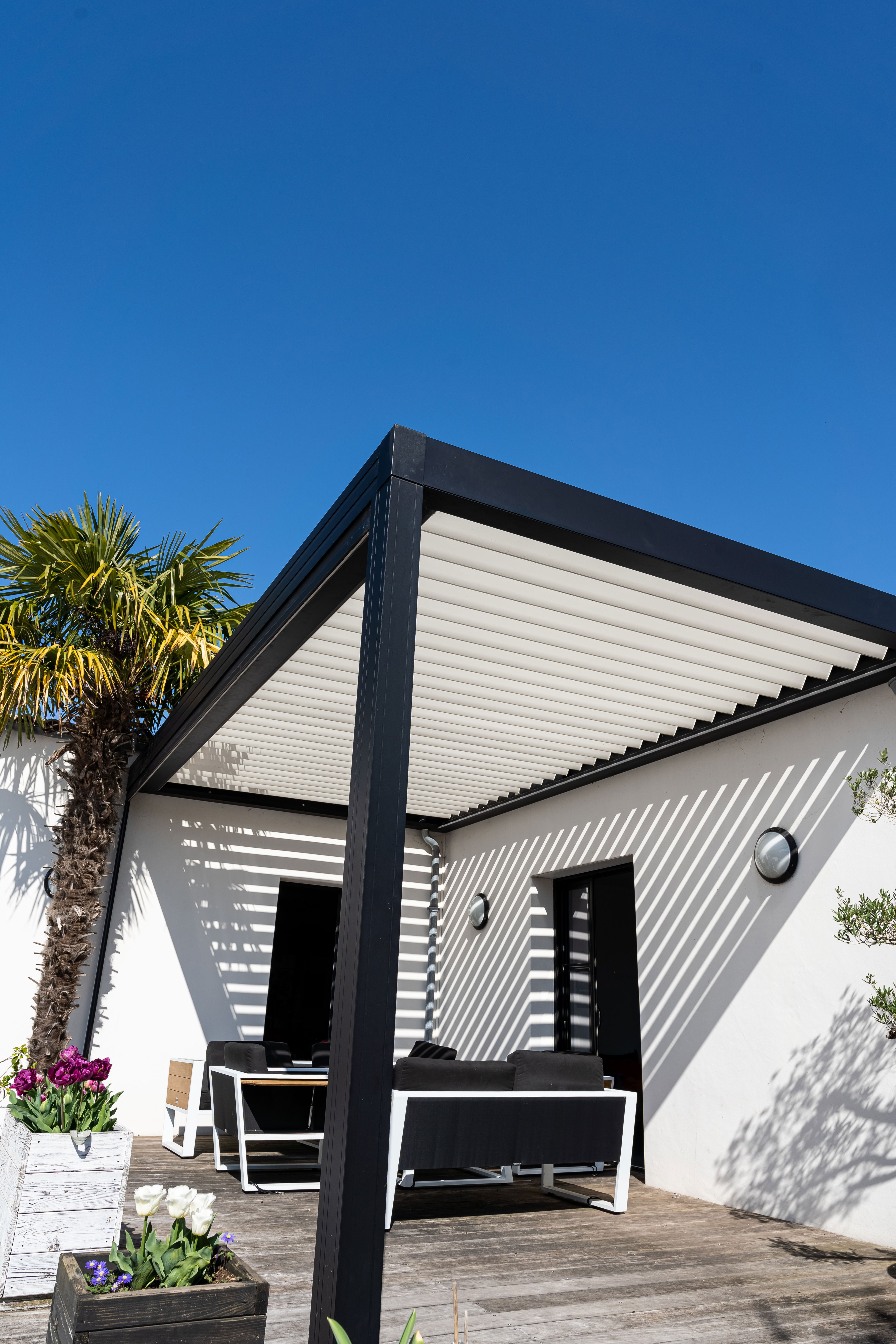 تم عمل برجوله خشبي لكسان مع واجهة قزاز بجده حي الصفاء