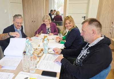 Posiedzenie Komisji Edukacji, Kultury, Turystyki i Sportu – 175 wniosków o Nagrodę Starosty Kartuskiego 📚🌟