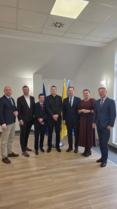 Poseł Stanisław Lamczyk gościem sesji Rady Powiatu Kartuskiego – rozmowa o kluczowych inwestycjach 🚆🚗