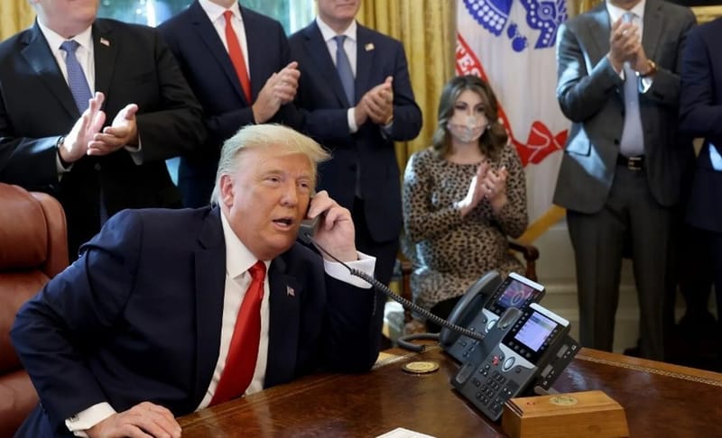 خلال لقاء تلفزيوني.. ترامب يضغط زر "نهاية العالم النووي" لطلب "الكوكاكولا"