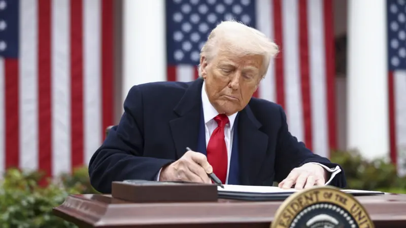 ‎ما هي الرسوم الجمركية؟ و لماذا يستخدمها ترامب؟