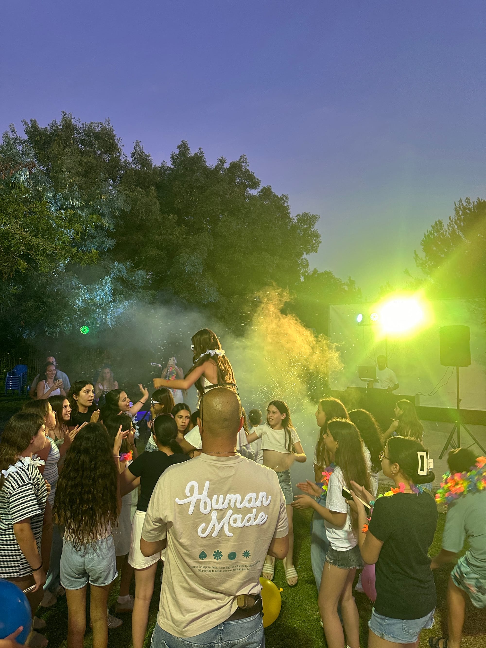 בת מצווה בחצר – חוגגים כמו באולם, באווירה של הבית