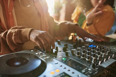 די ג'יי נייד לאירועים – פתרון מושלם לבר/בת מצווה בכל מקום