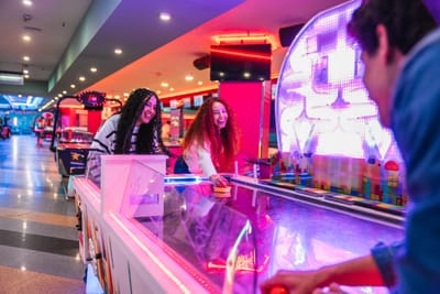 היתרונות של שולחנות משחק באירועים משפחתיים – למה זה כל כך כדאי?