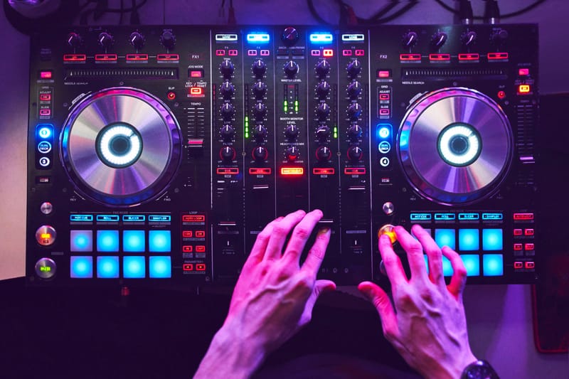 למה חשוב לבחור דיג'יי שמתמחה בבר/בת מצווה?