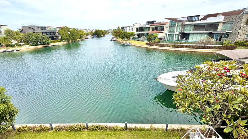 3 Storey Waterfront Bungalow with Private Pool