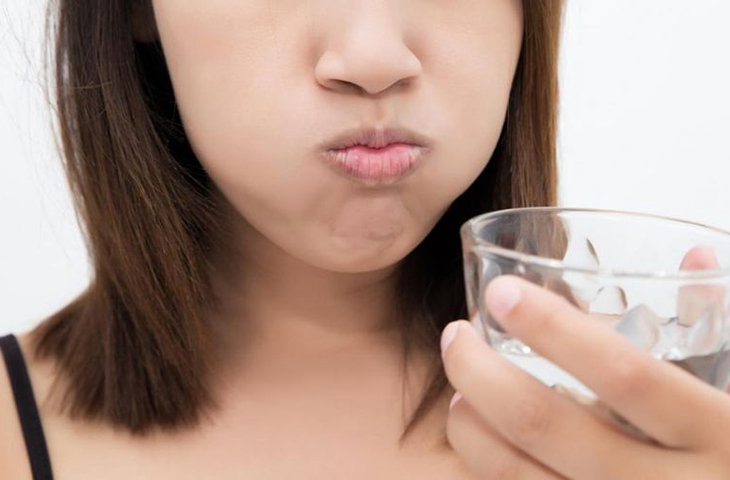 Súc miệng nước muối