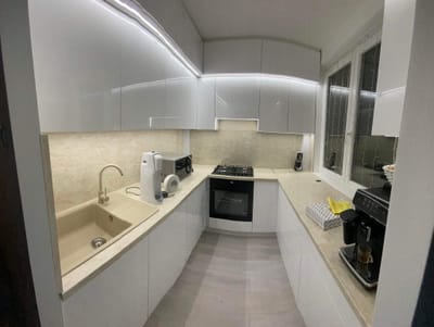 Magasfényű fehér konyha fogantyú nélkül