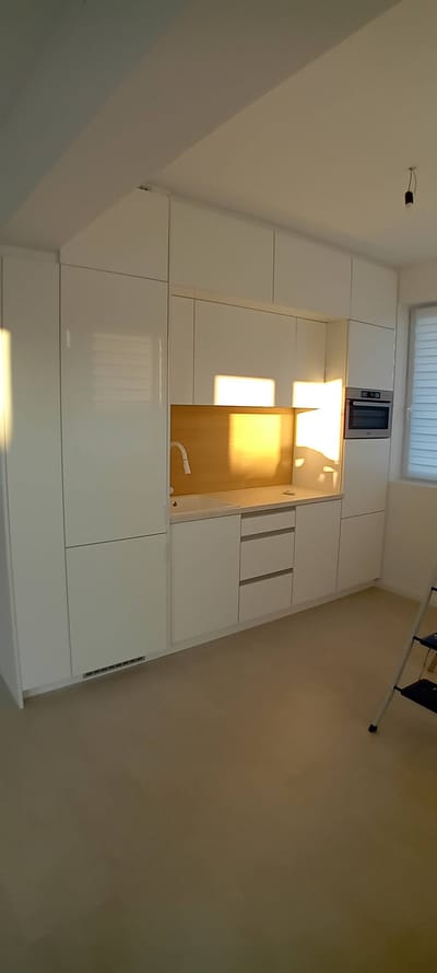 Magasfényű fehér konyha fogantyú nélkül