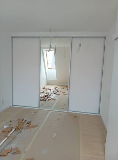 Tolóajtós beépített szekrény