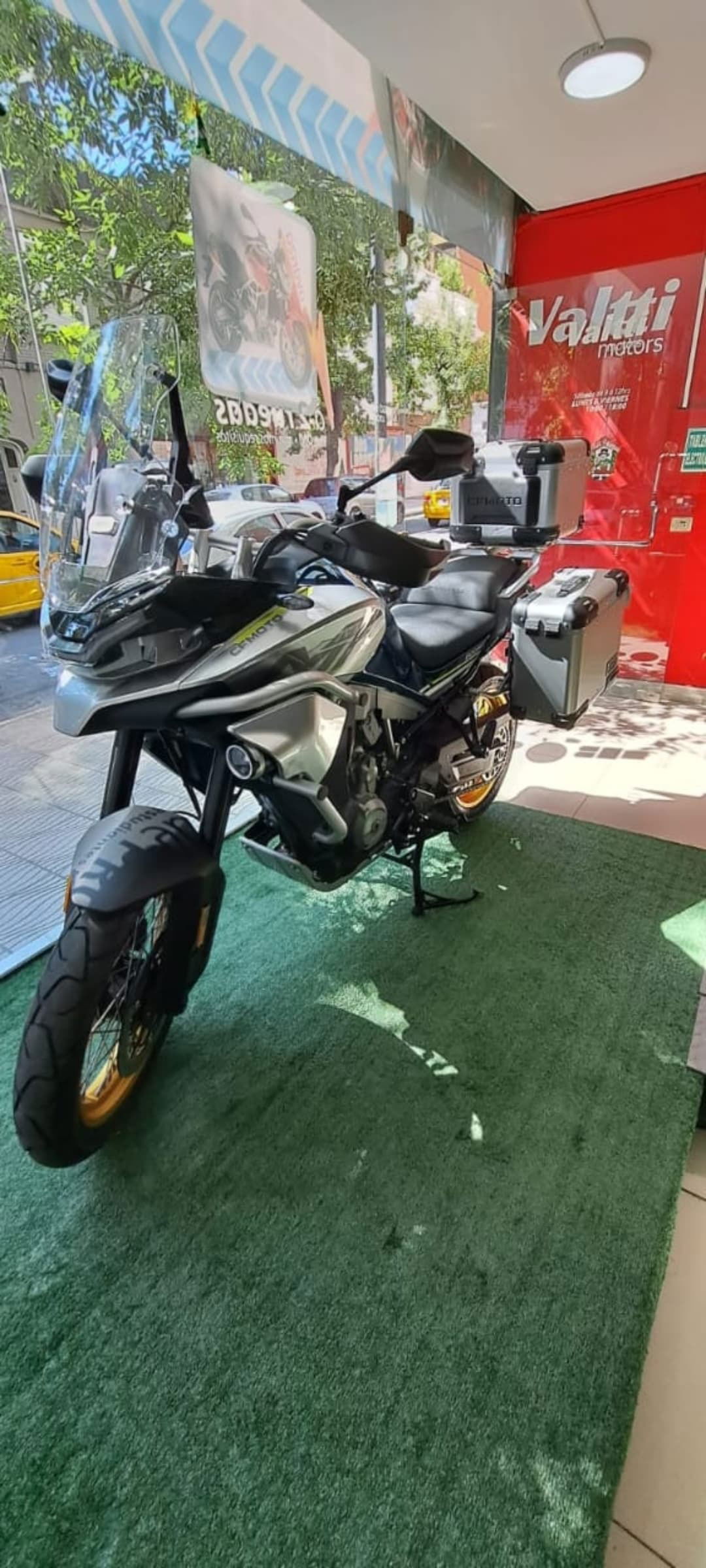 CF Moto MT 800