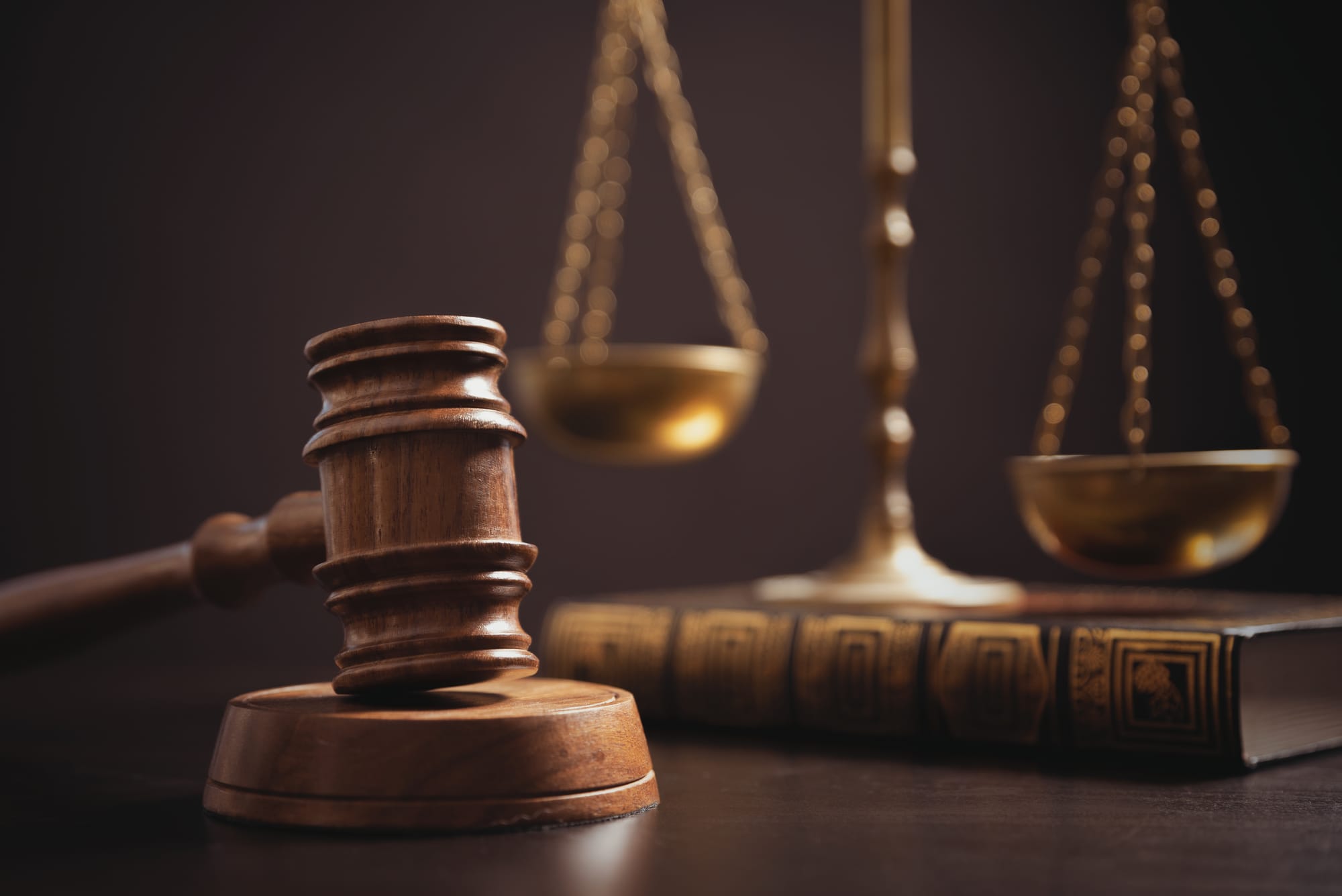 הנודרת שלא תניק האם הנדר חל?