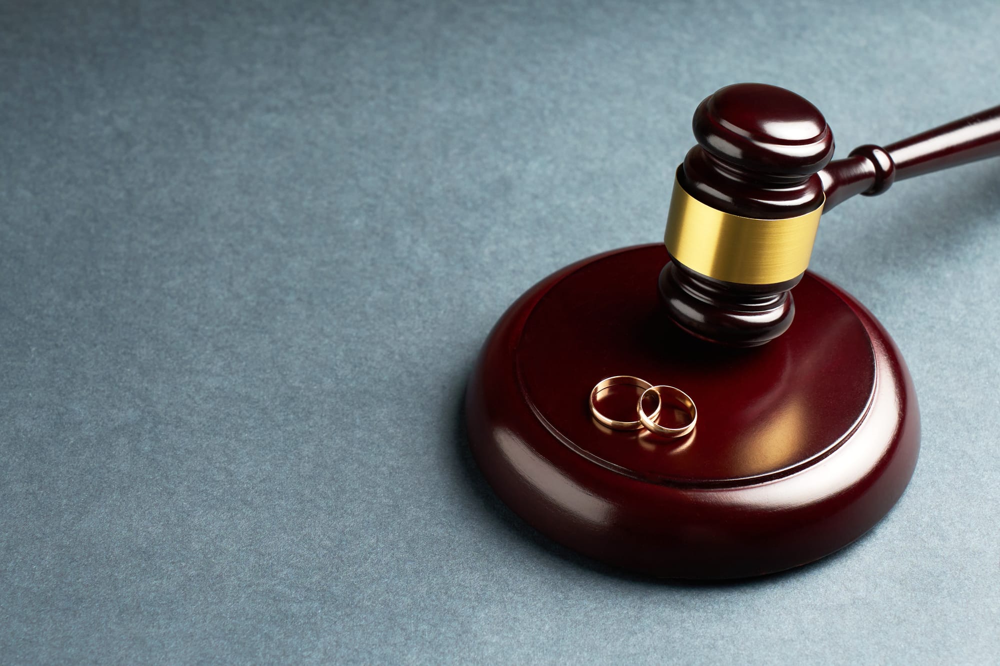 האם ניתן לחייב גט בעל שרוצה לטוס לחוץ לארץ?