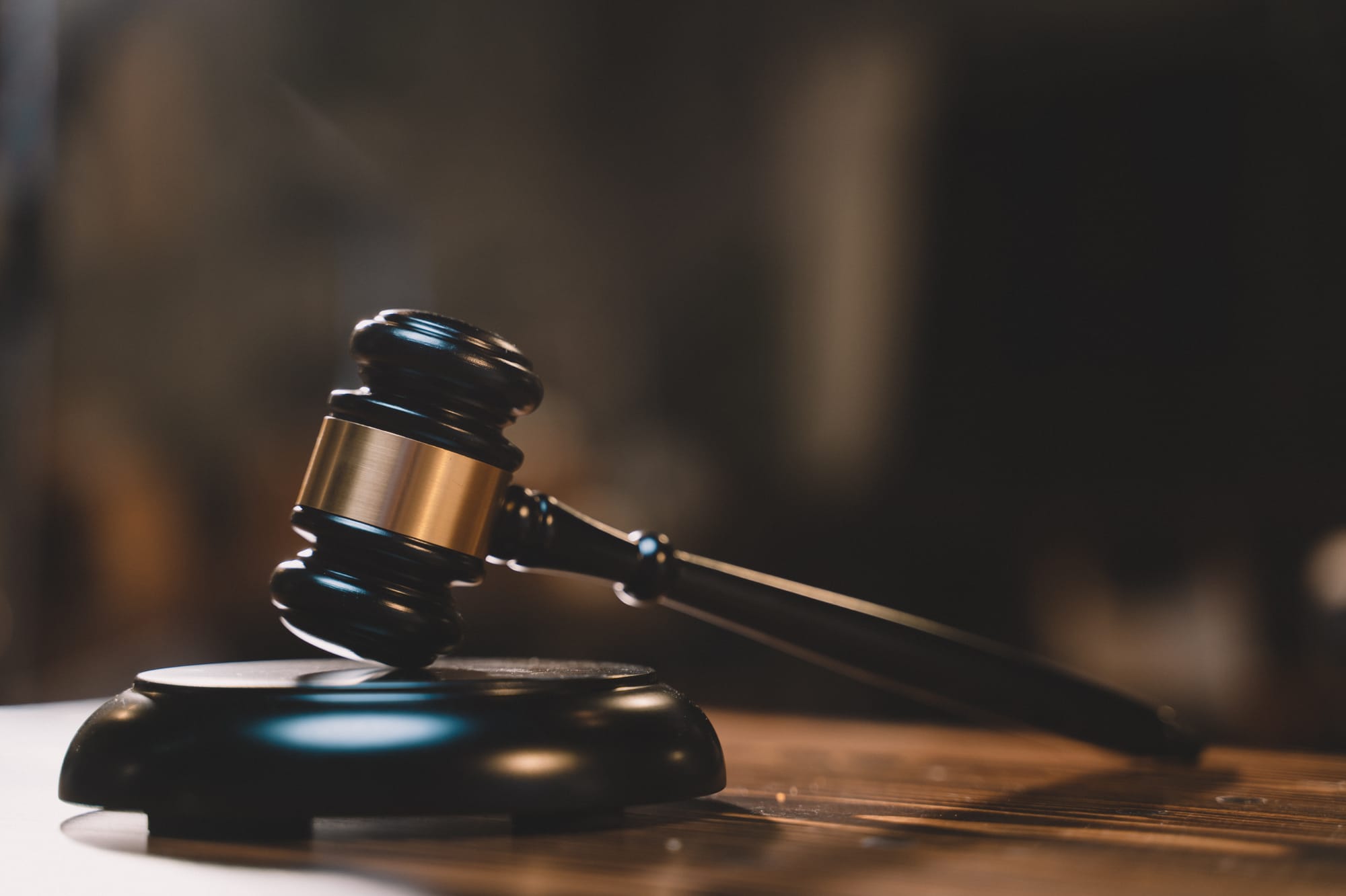 האם מותר לשלוח מכתב התראה מעורך דין עם איום לבית משפט אזרחי?