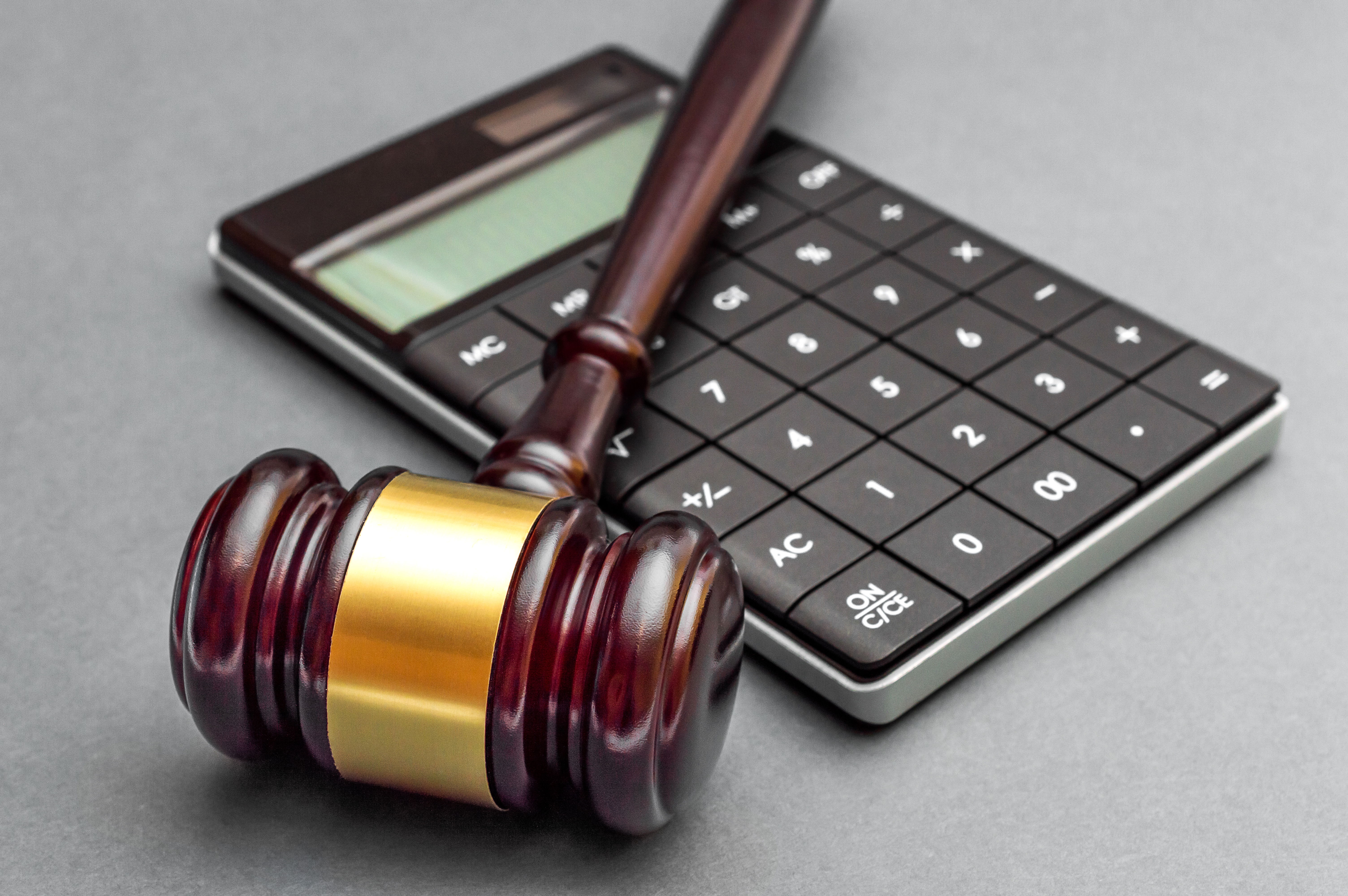 מחשבון יוקרתי ופטיש משפט - תמונת אווירה למאמר 