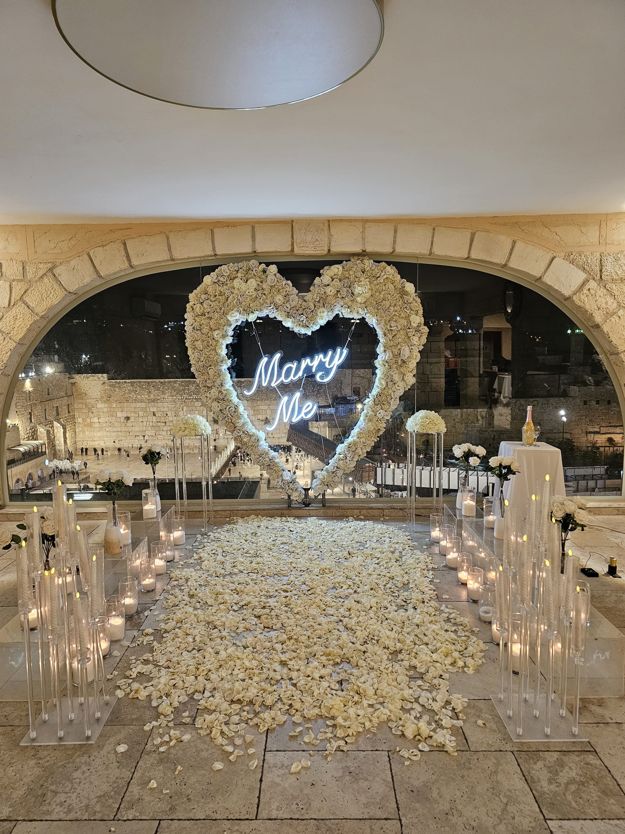 הצעת נישואין במרפסת פרטית בכותל