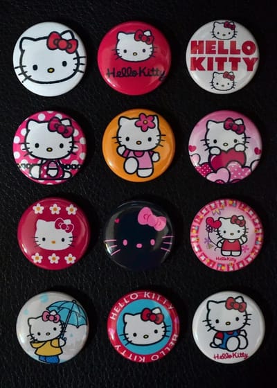 Blister de 6 PINS (Prendedor) HELLO KITTY (4cm de Largo 3cm de Ancho) $3500